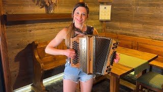 Claudia Hinker spielt quotBeim Stelldichein in Oberkrainquot auf ihrer Steirischen Harmonika [upl. by Tildie]