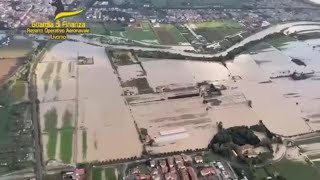 Maltempo in Toscana esonda il Cecina 2000 ettari di campi sommersi [upl. by Nnyladnarb255]