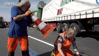 12052023  VN24  LKW droht während der Bergung umzukippen  ein Kran musste gerufen werden [upl. by Korwin957]