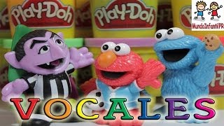 Play Doh  Aprendiendo las vocales en español con Cookie Monster Elmo y Plaza Sesamo [upl. by Melodie]