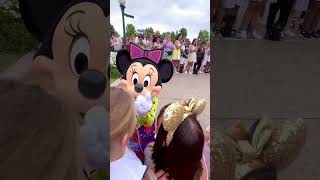 Watch Minnie’s reaction when she sees Arthur 😂 disney disneylandparis disneyland dlp [upl. by Theone404]