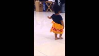 Video bailando baile Hawaiano gracioso de manera increible [upl. by Nylecyoj]