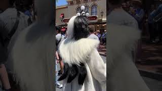 Cruella de Vil shimmies to the music of the Straw Hatters Disneyland 42824 on Main Street USA [upl. by Donni]