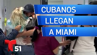 Llegan a Miami cubanos tras quedar detenidos en Mexico [upl. by Amerigo]