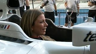 Prove di pitstop per Federica Masolin col team Haas F1  Abu Dhabi 2016 [upl. by Mirilla]