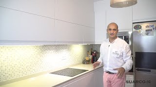 Cocina pequeña moderna  En Forma de L  blanca sin tiradores con encimera de silestone [upl. by Ammadas865]