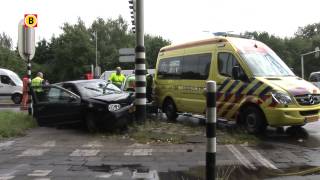 Politieauto botst onderweg naar ander ongeluk in Vught met auto en belandt in sloot [upl. by Etezzil134]