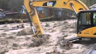 Gravemaskiner i flom  excavators in flooding river  RECUT [upl. by Rashidi]