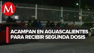 Las personas duermen afuera de los centros de vacunación en Aguascalientes [upl. by Anoo]