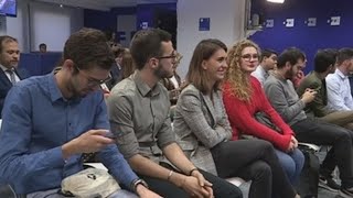 Alumnos de Periodismo empiezan a formarse con las becas la CaixaAgencia EFE [upl. by Teirtza]