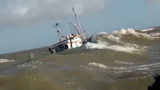 VOCÊ TEM CORAGEM ENTÃO VEJA O QUE PASSA UM PESCADOR NO MAR [upl. by Iila]