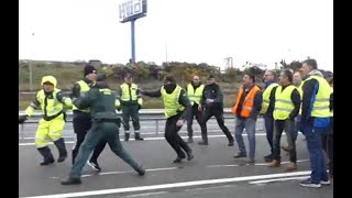 Tensión entre manifestantes y Guardia Civil en las protestas de la A2 a la altura de Torija [upl. by Enilesoj]