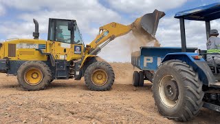 A pá carregadeira mais o trator New Holland trabalhando na carregada do barro no sítio limão [upl. by Cheung]