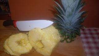 Comment découper un ananas  Technique de cuisine [upl. by Yznel]