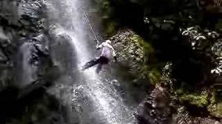 Rappelling en la cascada Chazazal 1 en Ecuador [upl. by Kristianson]