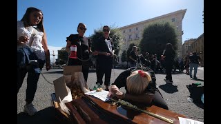 Chioschi chiusi a Mergellina ecco la “Morte del Tarallo” a piazza Municipio [upl. by Portland]