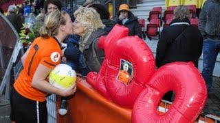 Reportage Sylvia Smit honderd keer in Oranje [upl. by Naig]