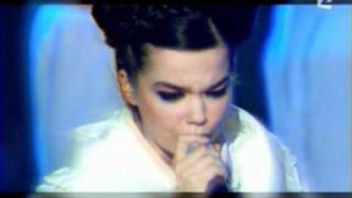 Björk  Its Not Up To You live at the Victoires Awards 2002 [upl. by Boeke]