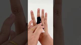 Kinesiology tape can relax soft tissue and prevent middle finger tenosynovitis [upl. by Luebke844]