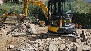 Demolizione cemento con escavatore komatsu pc35 e martello [upl. by Nos]