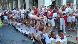 Fêtes de Bayonne 2018  un quotPaquitoquot improvisé place de la mairie [upl. by Aloz738]