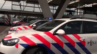 Herrie op het station van Almelo door sirenes van protesterende politie [upl. by Thirzia]