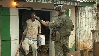 Centrafrique scènes de pillage et de lynchage à Bangui  1012 [upl. by Anibur711]