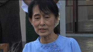 Birmanie  lopposante Aung San Suu Kyi en campagne [upl. by Aicilaanna]