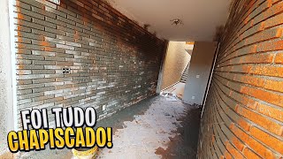 CHAPISCAMOS TODAS AS PAREDES COM TIJOLO A VISTA 🧱 vai ser tudo rebocado [upl. by Haret]