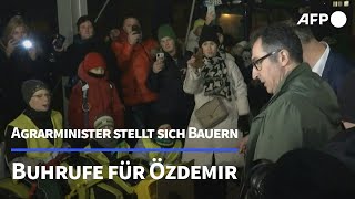 Buhrufe für Özdemir  Agrarminister stellt sich Bauern  AFP [upl. by Nauqan]