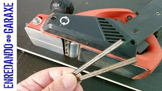 How to change the knives of a hand held planer [upl. by Nosimaj]