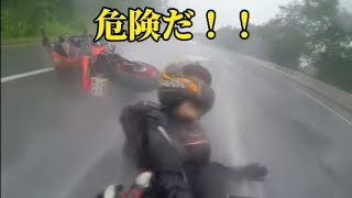 バイク女子が大雨の走行で制御不能に陥り激しく転倒！！バイク女子 [upl. by Adnic]