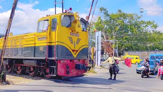 Motorbike dari Ambarawa ke Tuntang ngejar kereta api wisata unik lewat perlintasan tanpa palang [upl. by Yasibit]