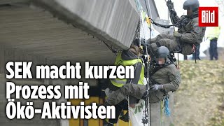 SEK holt AutobahnBlockierer von der Brücke [upl. by Nodab]