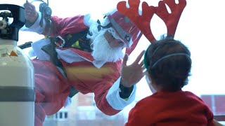 Weihnachtsmann besucht kranke Kinder in Barcelona  AFP [upl. by Shell]