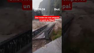 Une rivière en crue emporte un pont au Népal [upl. by Haelhsa]