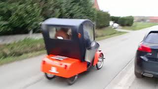 Deux copains pilotent la Véloto microcar  Two friends driving the Bellier Veloto microcar [upl. by Patin]