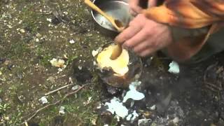 Ψήσιμο αυγού στρουθοκαμήλου σε βρύα Οstrich egg cooking in moss [upl. by Alo]