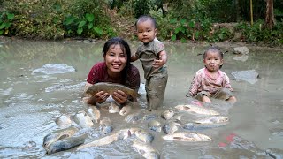 How to catch giant fish ponds with your children  bring them to the market to sell [upl. by Jarv]