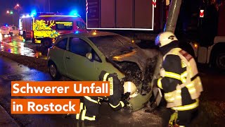 Schwerer Unfall in Rostock  PKW fängt Feuer [upl. by Gilmer]