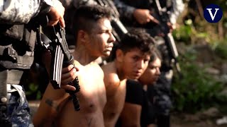 El Salvador muestra a los presuntos asesinos de los tres policías “Han despertado toda la furia” [upl. by Llehcear]