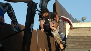 Tijuana Un bebe fue arrojado por su padre del muro de la frontera al tratar de cruzar a los EEUU [upl. by Varrian366]