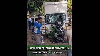 Medellín  Delincuentes en motocicleta roban a ciudadana y chocan con furgón en huida cerca al Parq [upl. by Nylzor]