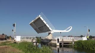 Brugopening Koningsbrug Zevenhuizen Ophaalbrug Drawbridge Pont Levis Klappbrücke [upl. by Stiruc]