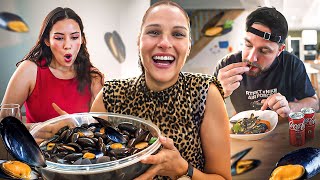 La sirène goûte mes moules c’est sa première fois 🍽️ [upl. by Blas]