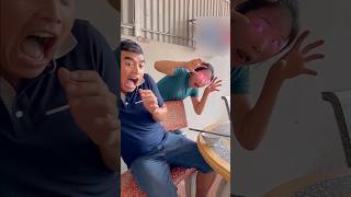 Mẹ ở sau lưng bố kìa 😱 shorts tiktok trending funny [upl. by Randene807]