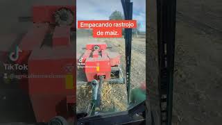 Empacando Rastrojo de maíz 🌽🌽 con dos muy buenos equipos [upl. by Salli]