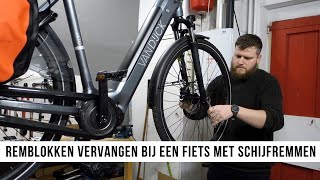 Remblokken vervangen bij een fiets met schijfremmen [upl. by Rebor]