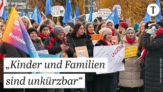 Protestzug gegen Sparpaket des Berliner Senats [upl. by Steady637]