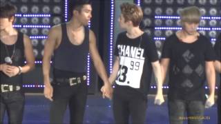 131123 Super Show 5 Malaysia  Henry amp Siwon Moment during Ending [upl. by Abixah]